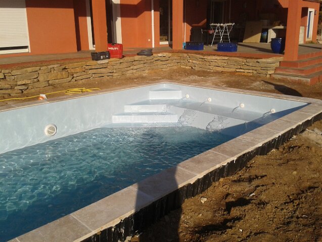 création d' une banquette et d' un escalier avant la pose d'un pvc armé - 01